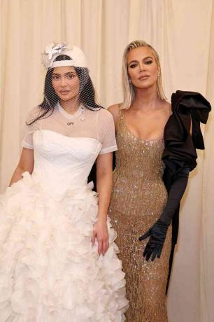 Khloé Kardashian un Kailija Dženere stāv viens otram blakus 2022. gada Met Gala