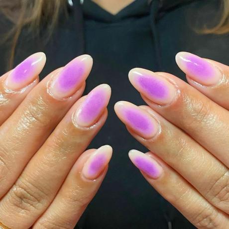 Lila Aura mandelformad nageldesign