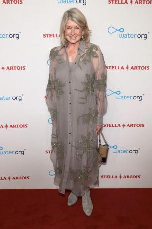 Martha Stewart v šedých šatech s flitrovými květy