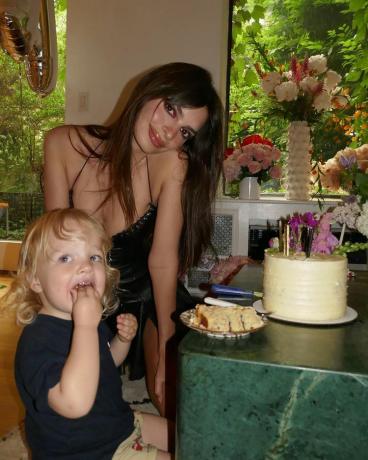 ემილი რატაიკოვსკის დაბადების დღის პოსტი შვილთან ერთად