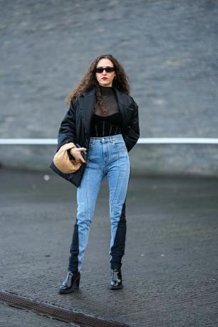 Женщина носит двухцветные джинсы скинни, один стиль джинсов скинни в 2023 году.