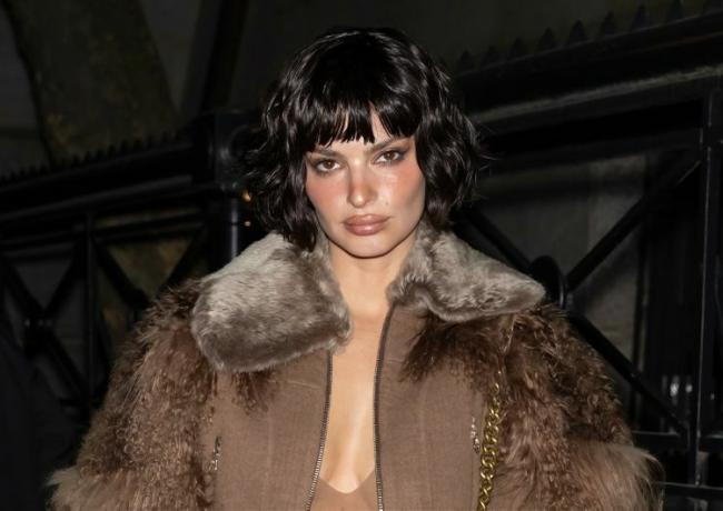 Emily Ratajkowski med en shag-mullet frisyr