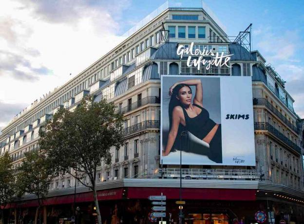 A SKIMS Billboard cu Kim Kardashian la Paris, Franța