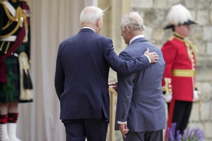 Král Karel III. si podává ruku s americkým prezidentem Joem Bidenem