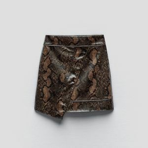 O fustă mini din piele artificială neagră și maro cu imprimeu șarpe.