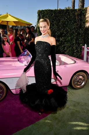 Gaun Hitam dan Sarung Tangan Margot Robbie Solo di Spotlight Doll Los Angeles 'Barbie' Premiere