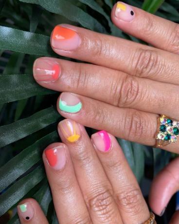 Przejrzysty manicure z negatywnymi wzorami przestrzeni