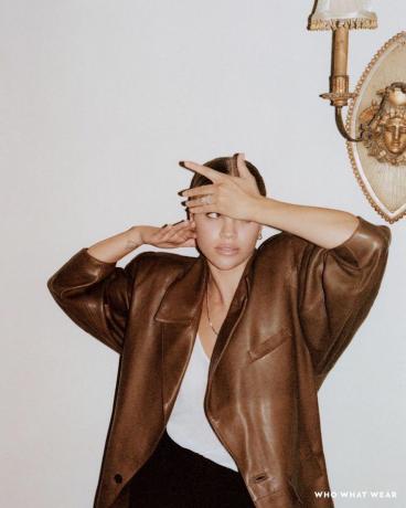 Sofia Richie Grainge en manteau de cuir marron.