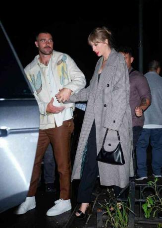 Taylor Swift และ Travis Kelce ออกจาก SNL Afterparty