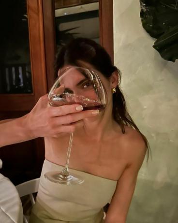 Kendall Jenner julio Instagram vacaciones foto tapa de tubo y copa de vino