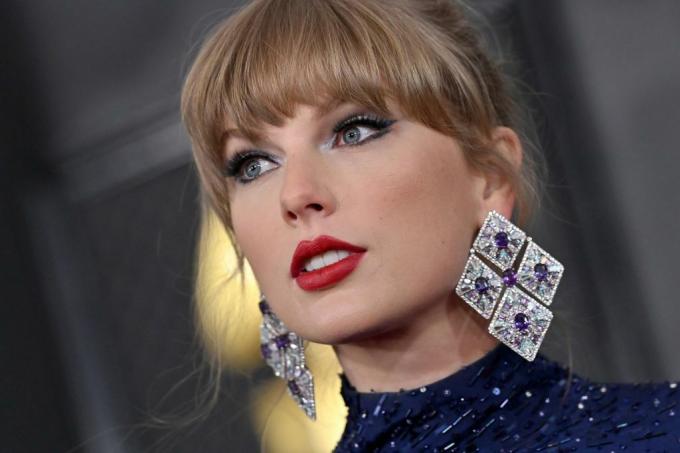 Taylor Swift indossa un ombretto scintillante con un prominente eyeliner liquido nero