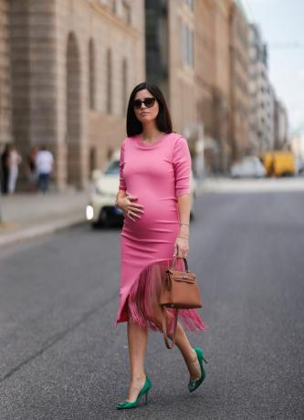 Leo Eberlin na sobě růžové těhotenské oblečení.