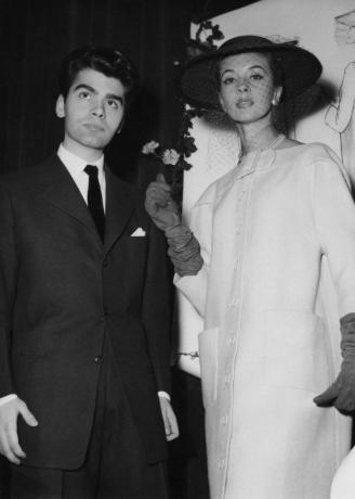 Le créateur de mode allemand Karl Lagerfeld après avoir remporté la catégorie manteaux dans un concours de design parrainé par le Secrétariat international de la laine, Paris, 14 décembre 1954. 