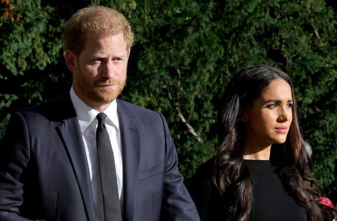 Meghan Markle Príncipe Harry cumprimenta simpatizantes no Palácio de Windsor