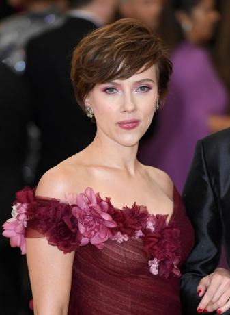 Scarlett Johansson s kaštanově hnědými vlasy a skřítkovým sestřihem po stranách