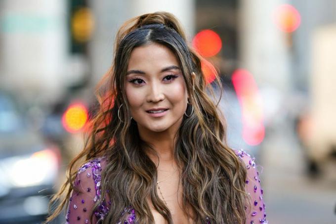 Ashley Park bærer en myk fiolett øyenskygge-look under New York Fashion Week
