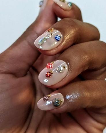 Mujer con una de las mejores uñas de otoño de 2023, Milk Bath Nails 