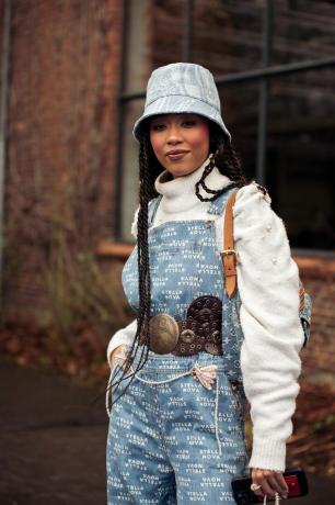 Petra Henriette Rufi indossa un maglione a collo alto sotto una salopette di jeans blu, un'idea outfit dolcevita donna 2023. 