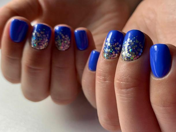 Ongles de Noël bleus et argentés