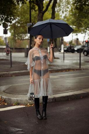 Una mujer usa un poncho llamativo, una pieza de vestuario que podría ser una prenda para nadar