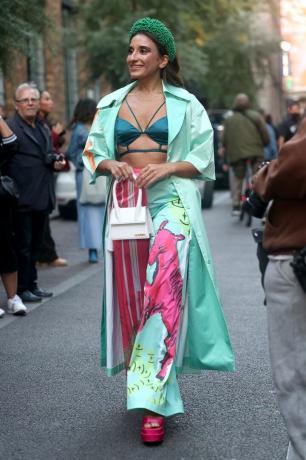 Une femme porte une tenue de pantalon de festival pour 2023 avec un pantalon fluo en satin