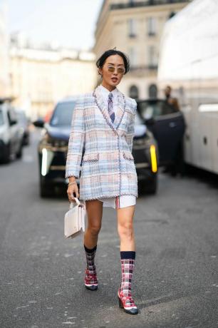 Chriselle Lim çok renkli tüvit blazer elbise giyiyor.