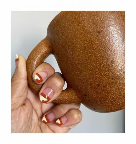 Diseño de uñas naturales con puntas terrosas.