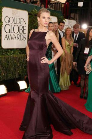 Taylor Swift di karpet merah di Penghargaan Golden Globe Tahunan ke-70