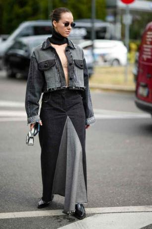 žena v nouzi černé džínové bundě a černé džínové maxi sukni