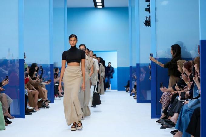 Модель носит макси-юбку и массивные сандалии на платформе во время показа мод Max Mara SpringSummer 2023 во время Недели моды в Милане.