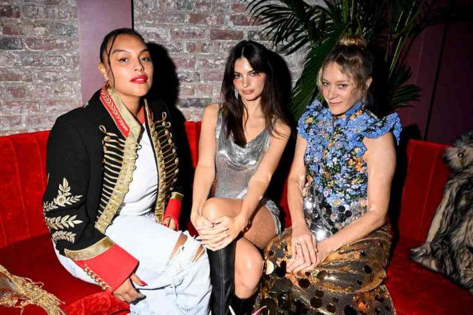 Emily Ratajkowski, Paloma Elsesser y Chloë Sevigny sentadas en el sofá en la fiesta de H&M Rabanne
