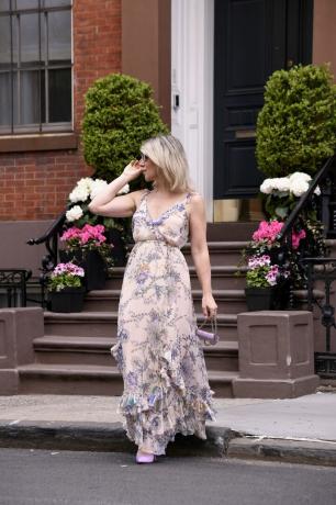 Eine Frau trägt ein romantisches Maxikleid, ein Sommerkleid für Damen 2023