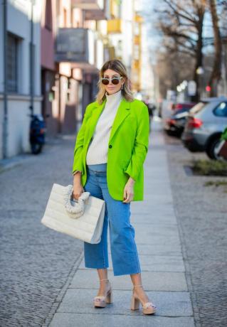 Victoria Scheu na sobě neonově zelené sako.