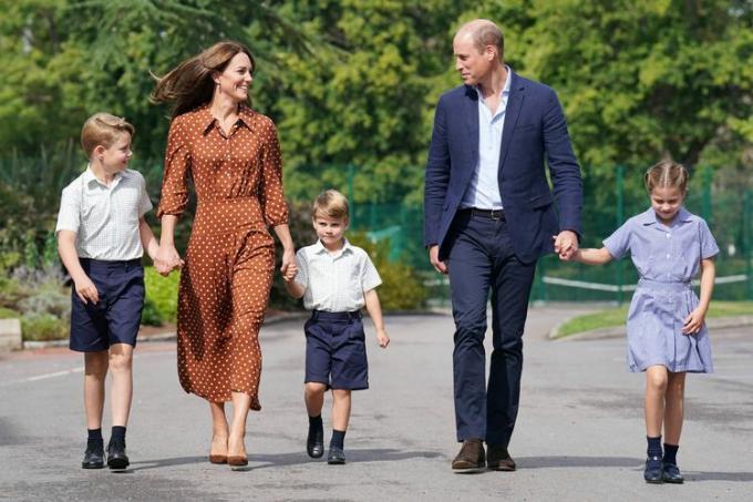Britský princ George z Cambridge, britská Catherine, vévodkyně z Cambridge, britský princ Louis z Cambridge, britská Princ William, vévoda z Cambridge a britská princezna Charlotte z Cambridge přijíždějí odpoledne, aby se usadili v Lambrooku. Škola