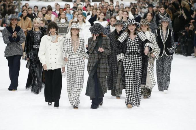 Karl Lagerfeld son Chanel koleksiyonu finali