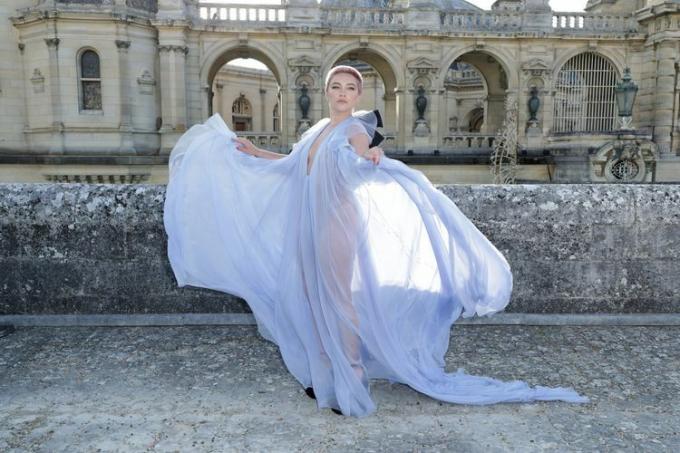 Florence Pugh Valentino Haute Couture შემოდგომა ზამთარი 20232024 პარიზის მოდის კვირეული გამჭვირვალე იასამნისფერი კაბა და ვარდისფერი ბუზი