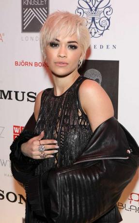 Rita Ora nosí platinový blonďatý pixie střih s kusými vrstvami