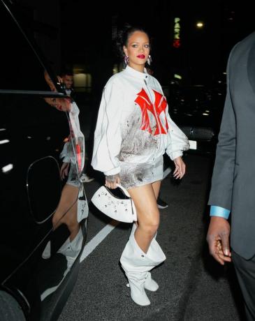 Rihanna indossa bomber e gonna.