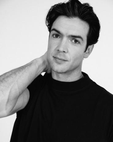 Ethan Peck pózol az InStyle This Guy című filmjében