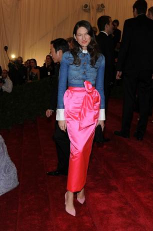 Jenna Lyons vestindo jaqueta jeans e saia rosa no Met Gala 2012