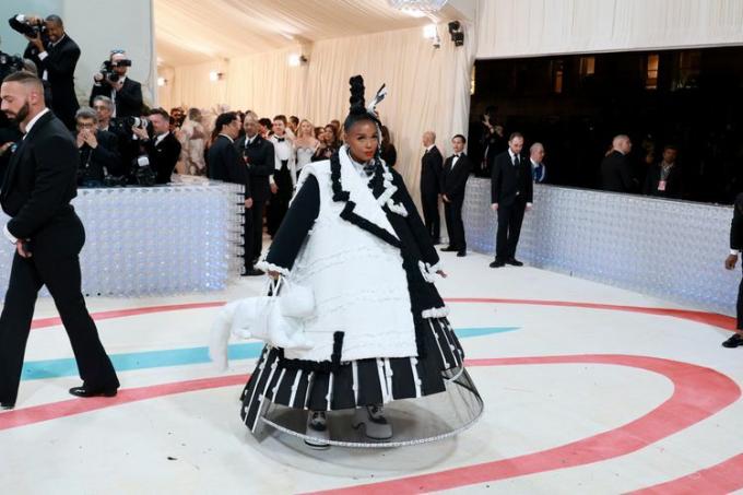 2023 Met Gala에서 Choupette에서 영감을 받은 백을 들고 다니는 Janelle Monáe