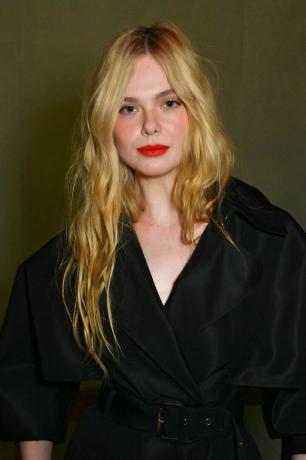 Aspect de machiaj cu ruj roșu Elle Fanning