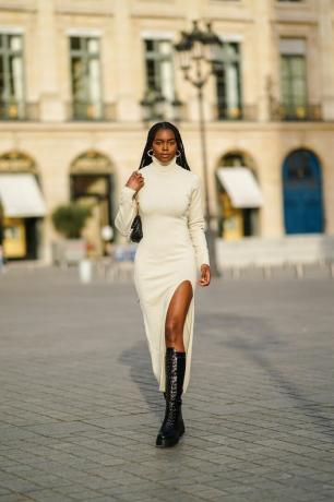 Magalie Kab porte une robe à col roulé en laine blanche, l'un des meilleurs types de robes à essayer pour 2023.