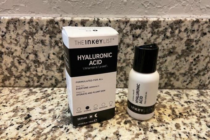 Sebotol INKEY List Hyaluronic Acid Serum di sebelah kotaknya