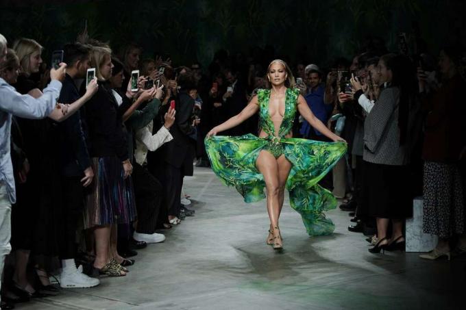 Versace – Runway – Milánský týden módy jaro/léto 2020