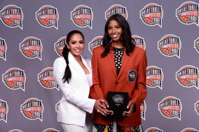 Η Natalia και η Vanessa Bryant Hall of Fame Induction