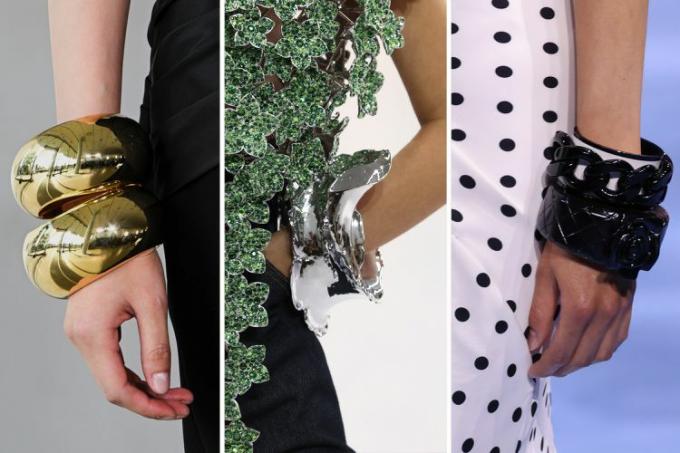 Modelos con brazaletes voluminosos, una de las mejores tendencias en joyería de la primavera de 2024, desfilan por las pasarelas de Carolina Herrera, Loewe y Balmain.