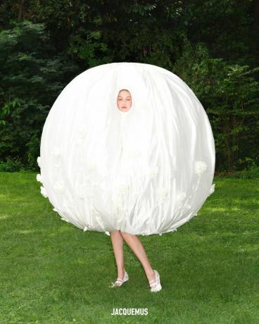 Gigi Hadid pro Jacquema ve filmu Giant White Egg