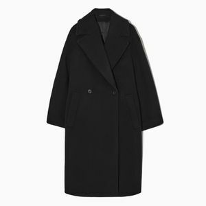 O haină neagră supradimensionată de lână pentru femei.