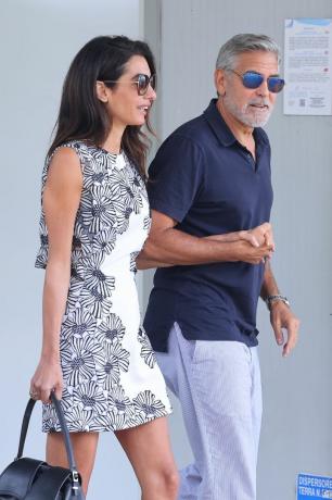 Амал Клуни и Джордж Клуни се виждат да пристигат преди 80-ия Международен филмов фестивал във Венеция 2023 г.
